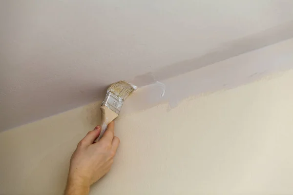 Brush weld the walls with the ceiling white paint. — Stock Photo, Image