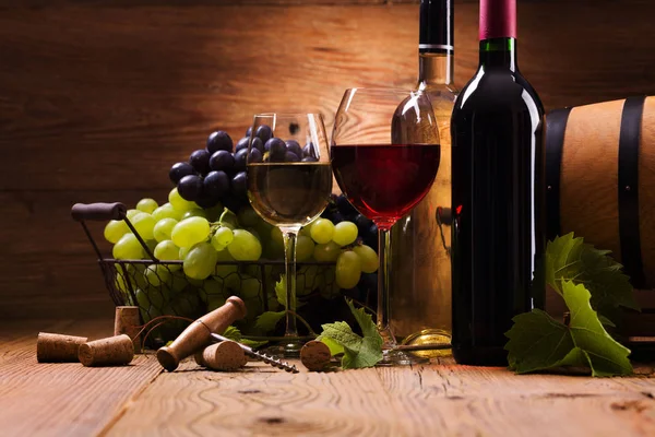 Copos de vinho tinto e branco, servidos com uvas — Fotografia de Stock