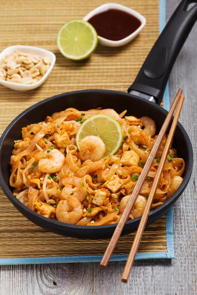 Pad Thai. Thailand's nationale gerechten, gesauteerde rijstnoedels — Stockfoto