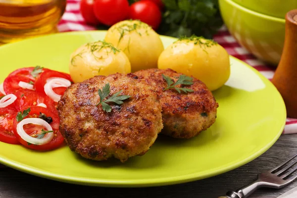 Almôndegas frescas, caseiras, servidas com salada de tomate e nova pota — Fotografia de Stock