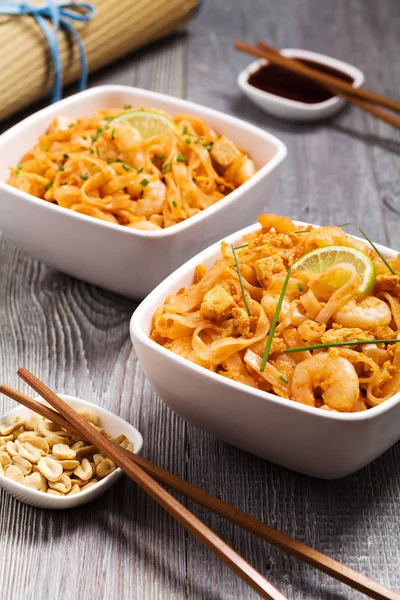 Pad Thai. Thailand's nationale gerechten, gesauteerde rijstnoedels — Stockfoto