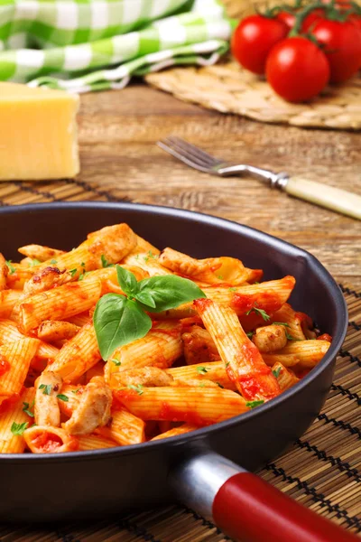 Penne con pollo arrosto in salsa di pomodoro — Foto Stock