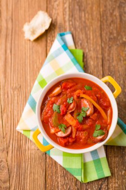 Taze sebze ile lezzetli letcho, sarı bir tencerede w servis