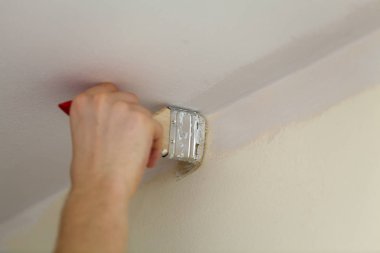 Fırça tavan beyaz boya ile duvarlar kaynak.