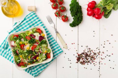 Turp ve lahana taze sebze ile Bahar salatası