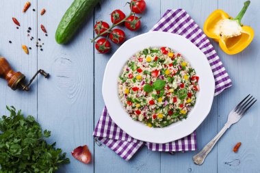 Kus kus ve sebze ile Tabbouleh Salatası. 