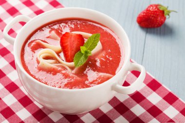 Çilek ile ev yapımı çorba.