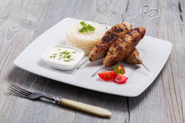 Mangalda köfte - kebeb bir tabakta sebze ve pirinç ile.