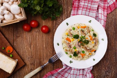 Mantar ve sebze ile Klasik Risotto beyaz servis 