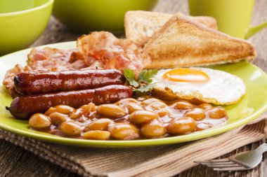 Tam İngiliz kahvaltısı pastırma, sosis, sahanda yumurta, pişmiş bea