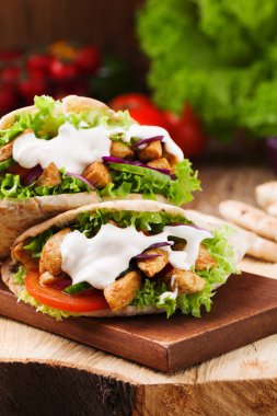 Kavrulmuş tavuk ve sebze ile Pide salatası, bir de ile servis