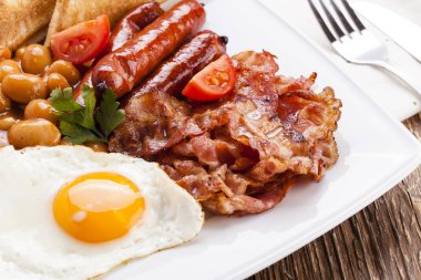 Tam İngiliz kahvaltısı pastırma, sosis, sahanda yumurta, pişmiş bea