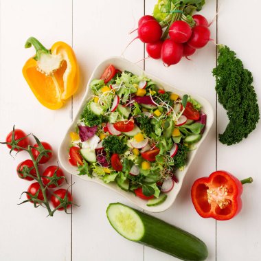 Turp ve lahana taze sebze ile Bahar salatası