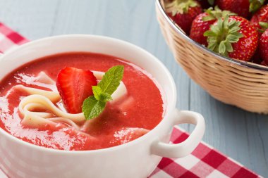 Çilek ile ev yapımı çorba.