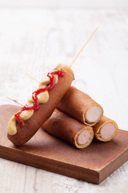 Mısır köpeği. Mısır hamurunda pişirilen sosis.