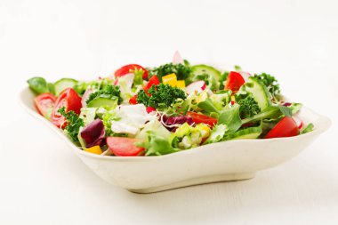 Turp ve lahana taze sebze ile Bahar salatası