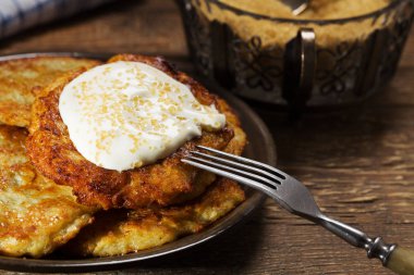 Ekşi krema ve kahverengi şeker ile ev yapımı patates gözlemesi servis 