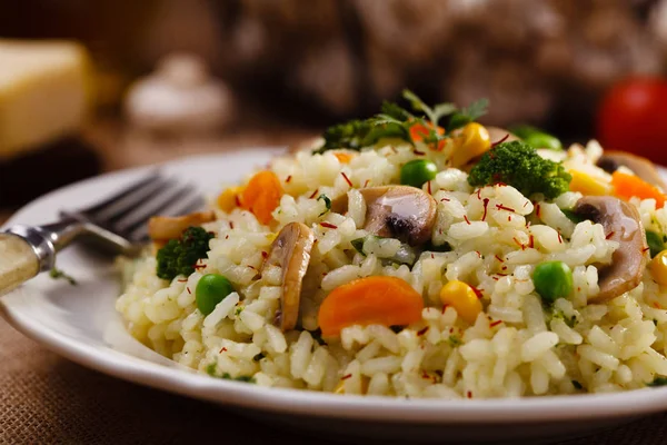 Risotto classico con funghi e verdure servito su un fondo bianco — Foto Stock