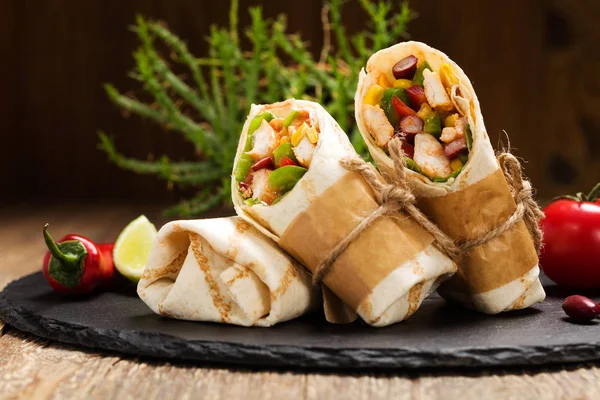 Burritos envolve com frango — Fotografia de Stock