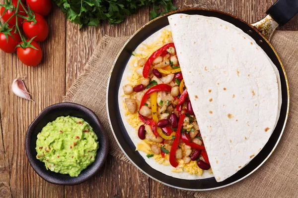 Vragenlijst met kip, geserveerd met guacamole of salsasaus. — Stockfoto