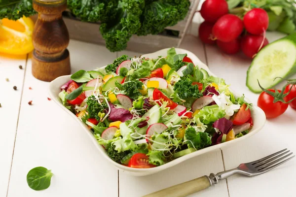 Весняний салат зі свіжими овочами з редьки та капусти — стокове фото