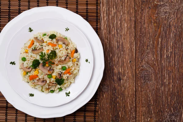 Risotto classico con funghi e verdure servito su un fondo bianco — Foto Stock