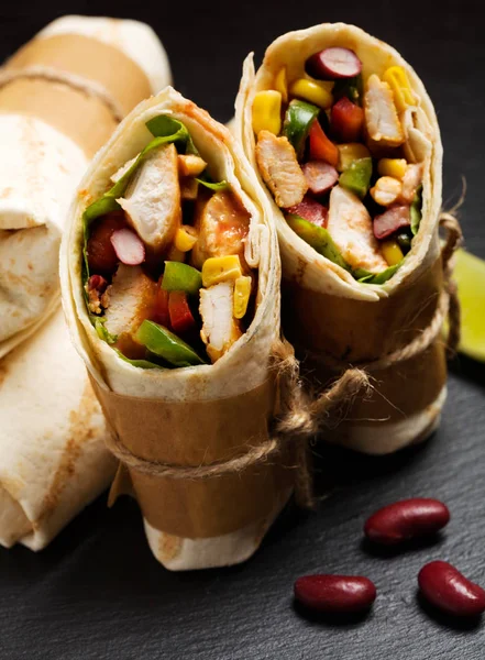 Burrito's wraps met kip — Stockfoto