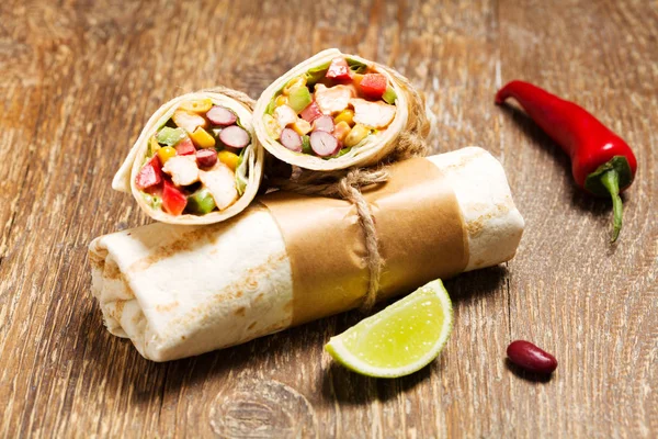 Burritos envolve com frango — Fotografia de Stock