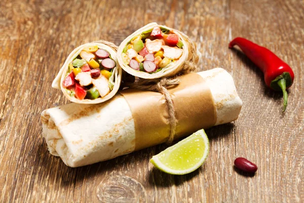 Burrito's wraps met kip — Stockfoto