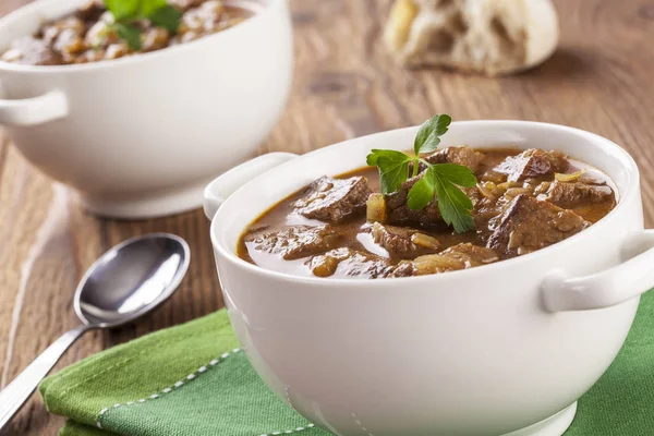 Guisado de carne servida com pão — Fotografia de Stock