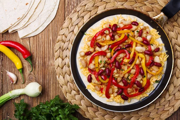 Quesadilla dengan ayam, disajikan dengan guacamole atau saus salsa. — Stok Foto