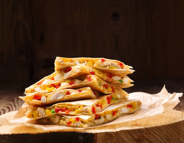 Quesadilla con pollo, servido con guacamole o salsa de salsa. —  Fotos de Stock