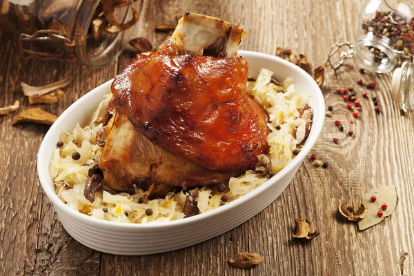 Schweinsbraten mit gekochtem Kohl, Brot, Meerrettich — Stockfoto