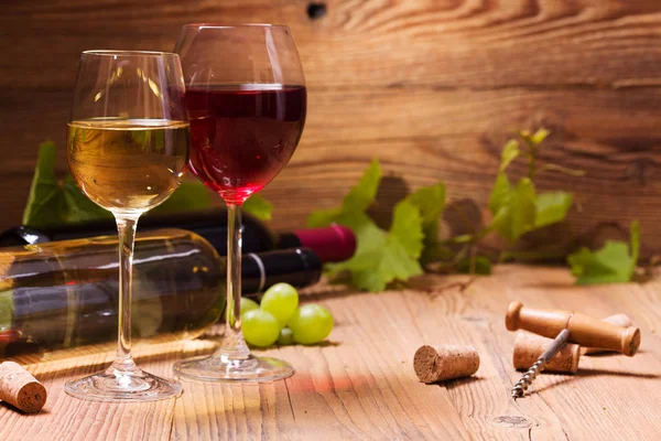 Glas rött och vitt vin, serveras med druvor — Stockfoto