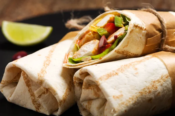 Burrito's wraps met kip — Stockfoto