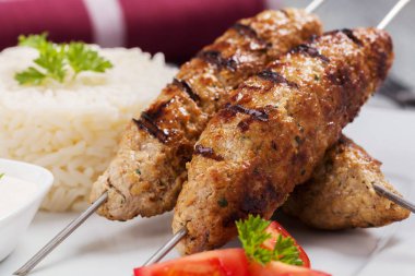 Mangalda köfte - kebeb bir tabakta sebze ve pirinç ile.