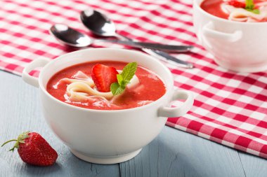 Çilek ile ev yapımı çorba.