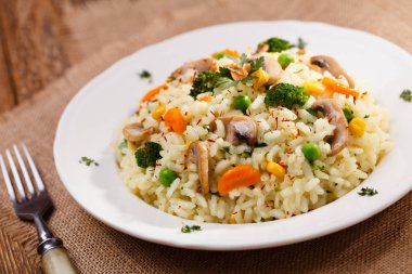 Mantar ve sebze ile Klasik Risotto beyaz servis 