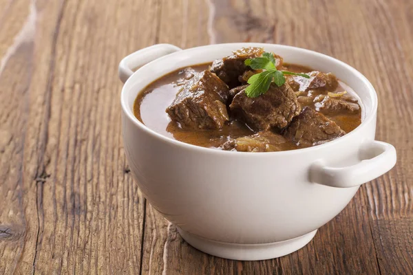 Guisado de carne servida com pão — Fotografia de Stock