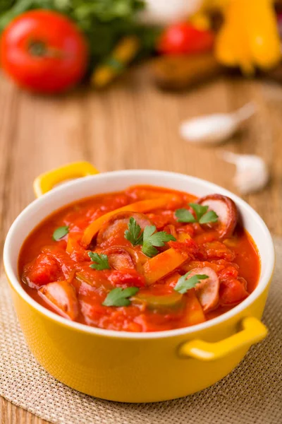 Delicious letcho with fresh vegetables, served in a yellow pot w — Stock Photo, Image