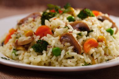 Mantar ve sebze ile Klasik Risotto beyaz servis 