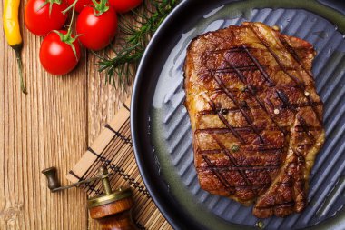 Tavada baharatlı ızgara biftek..