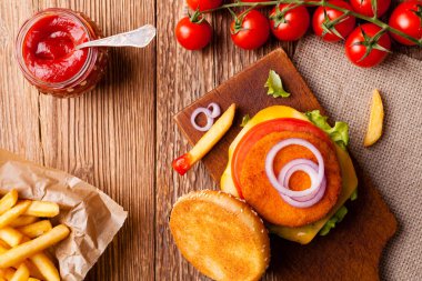 Lezzetli balık burgeri ve taze patates kızartması.. 