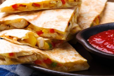 Tavuk ile Quesadilla, guacamole veya salsa sosuyla servis edilir..