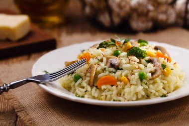 Mantar ve sebze ile Klasik Risotto beyaz servis 