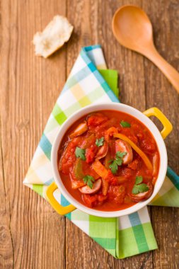 Taze sebze ile lezzetli letcho, sarı bir tencerede w servis