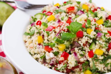 Kus kus ve sebze ile Tabbouleh Salatası. 