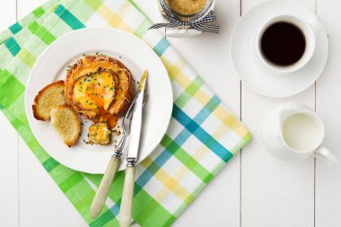 Yumurtalı, peynirli ve jambonlu sandviç.. 