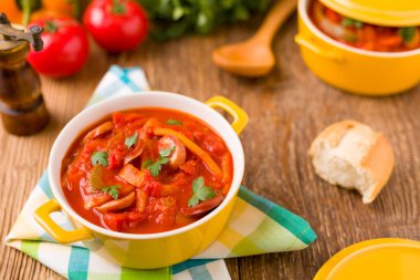 Taze sebze ile lezzetli letcho, sarı bir tencerede w servis