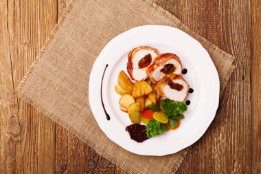 Kurutulmuş domates ve mozzarella ile nefis tavuklu börek..